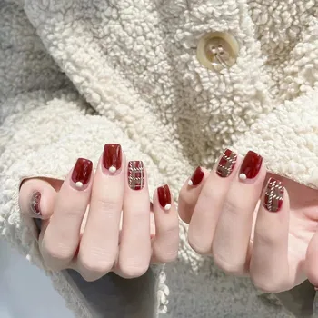 24шт Ретро-красные накладные ногти с жемчугом, короткие французские накладные ногти для леди, осенне-зимний носимый маникюр, акриловые типсы для ногтей своими руками