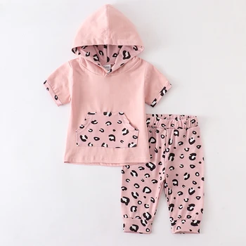 Летний Милый комплект одежды для новорожденных девочек, Розовые топы с капюшоном и короткими рукавами, Модные леопардовые укороченные брюки, одежда для младенцев и малышей